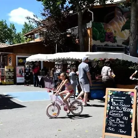 Mobil Spacieux Avec Terrasse, Idéal Pour 8 Personnes - Api-1-52-1568 * Vias